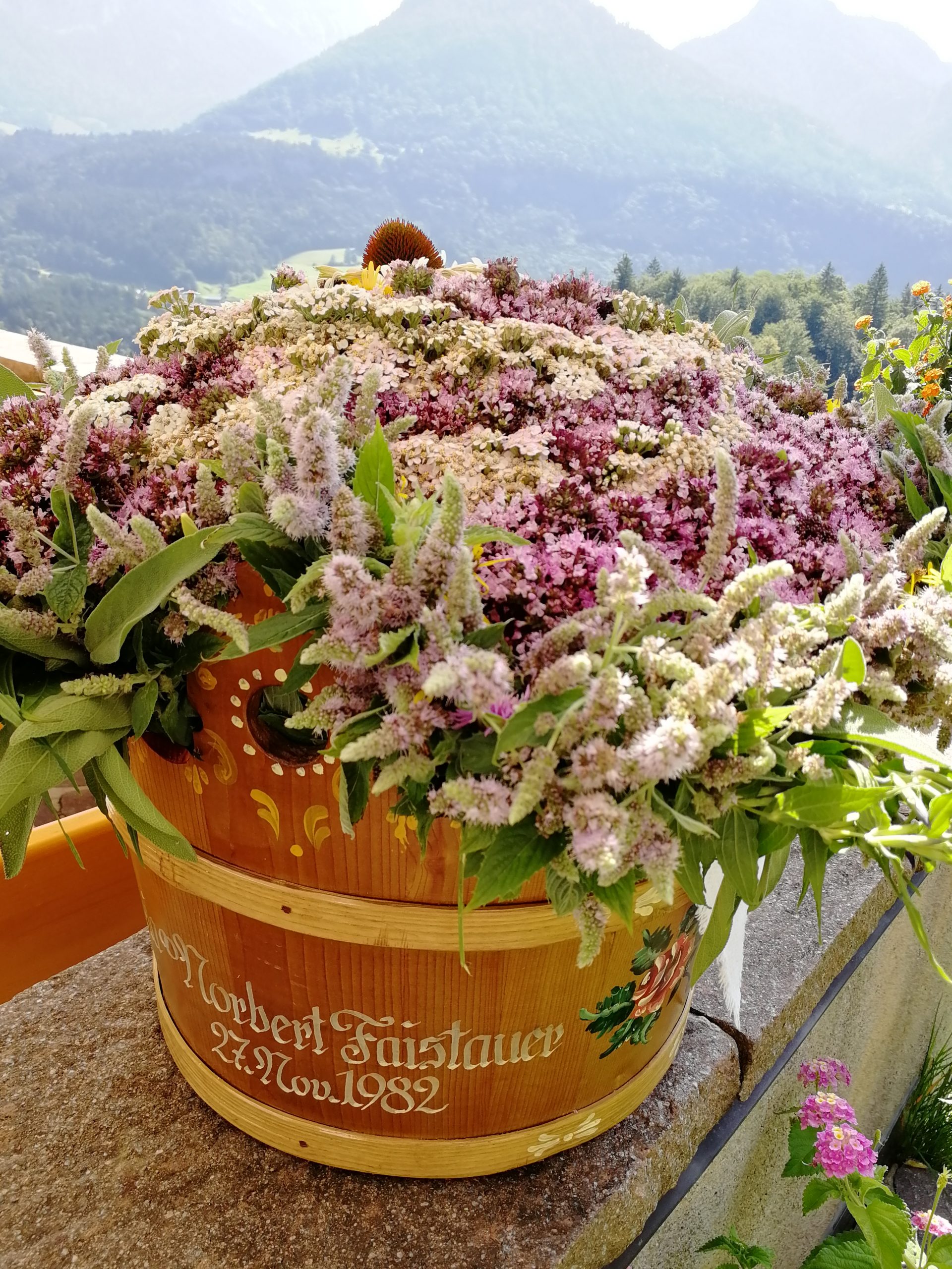 Krepper Lofer Restaurant Kräuterbuschn Maria Himmelfahrt